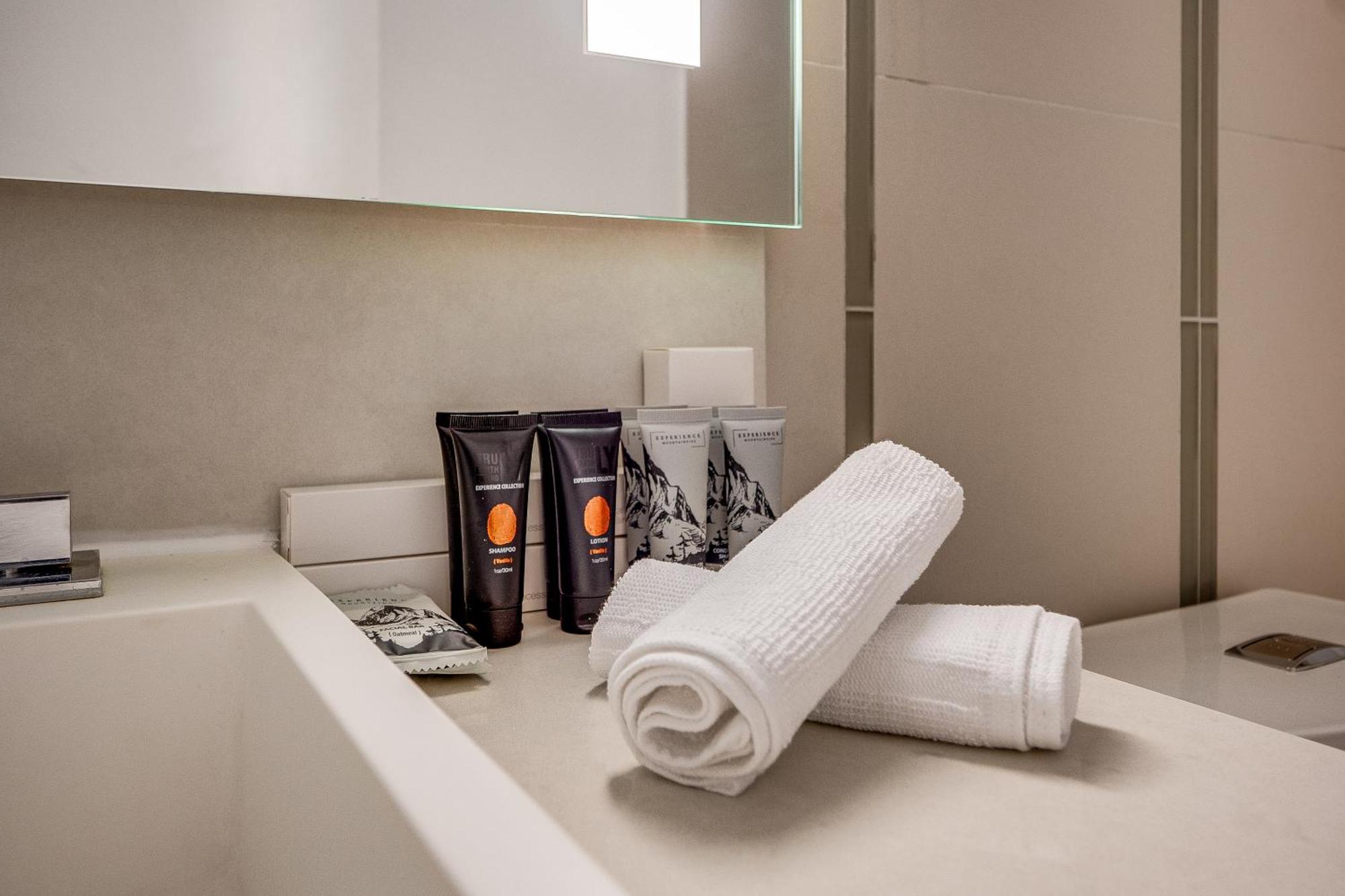 Modern Suite On Peter St - City View تورونتو المظهر الخارجي الصورة