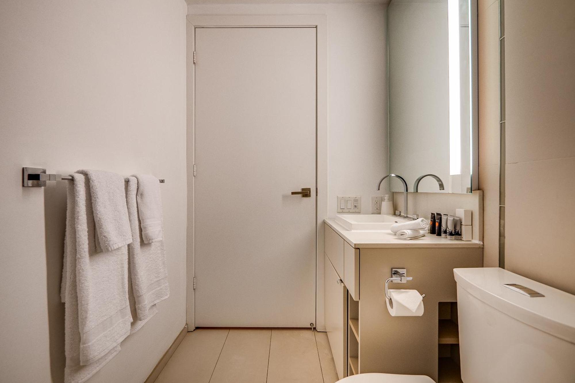 Modern Suite On Peter St - City View تورونتو المظهر الخارجي الصورة